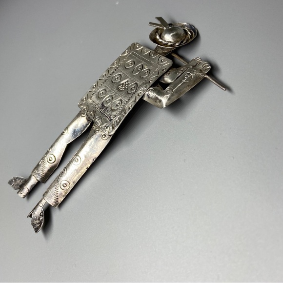 Vintage Sterling Silver Peruvian Brooch Flute Player in Ethnic Dress Stamped 925 - Picture 8 of 16